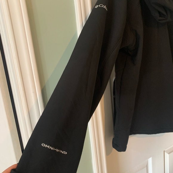 Mens Columbia Omni-Wind Black hooded jacket. Gently used. Flaws shown. Large - Picture 8 of 14